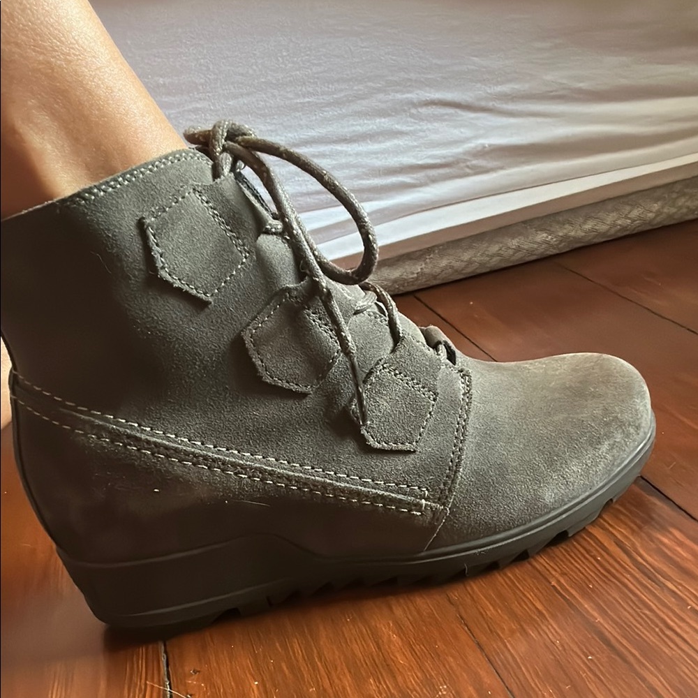 NWOT Ladies SOREL Suede Lace-Up Ankle Booties